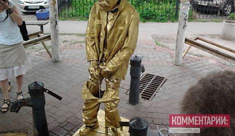 Во Львове милиция разрушила памятник писающему Сталину. ФОТО