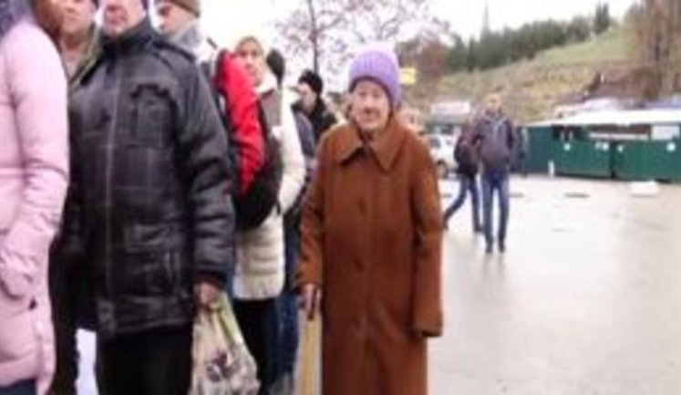 "По сорок хвилин чекаємо! Сорок хвилин!" - жителі Севастополя скаржаться на транспортні проблеми через закриту окупантами Севастопольську бухту. ВІДЕО