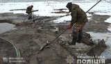 20 осіб у балаклавах намагалися не пустити поліцію до нелегальних видобувачів бурштину на Рівненщині. ФОТОрепортаж