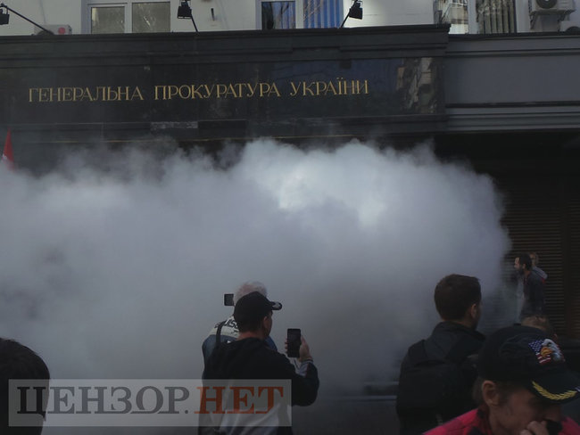 Під час мітингу під ГПУ проти екстрадиції в РФ Тумгоєва сталися сутички: мітингувальники бють вікна, їх у відповідь поливають водою зі шлангів 39