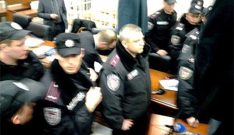 Fight in Pechersk Court - Police Breaking Legs of Deputy Denisova. PHOTOS