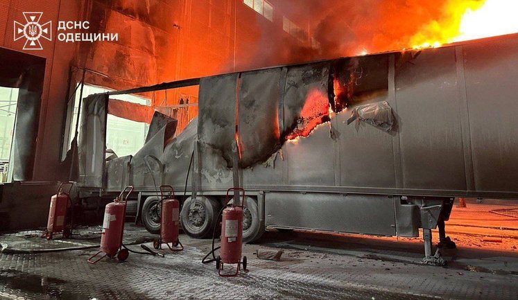 Уламки дрона влучили в термінал "Нової пошти" на Одещині: знищено посилок на 2,3 млн грн