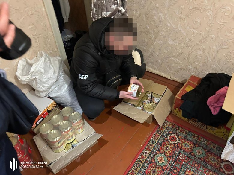 Двом посадовцям ВЧ на Донеччині повідомили про підозру через незаконний продаж продовольства