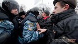 В центре Киева "Беркут" пытался затащить оппозиционеров в автозак. ФОТОрепортаж