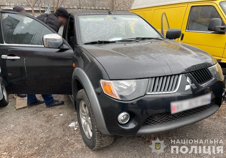 У Києві викрито чоловіка та жінку, які продавали авто, ввезені для ЗСУ