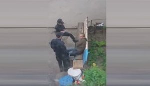 За применение физической силы к гражданину в Сумах двое патрульных отстранены от работы, материалы переданы в прокуратуру, - замглавы патрульной полиции Билошицкий. ВИДЕО