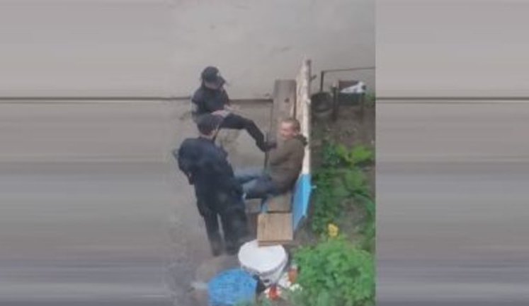 За применение физической силы к гражданину в Сумах двое патрульных отстранены от работы, материалы переданы в прокуратуру, - замглавы патрульной полиции Билошицкий. ВИДЕО