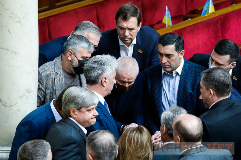 Рассказ Культенко Новинскому, Трухину и Кузьминых, приглашение Бондарь на вечеринку при свечах и сообщение Котик, дай деньги Васильеву, - работа ВР 22 февраля 33