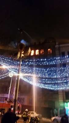 В центре Киева горит дом 02