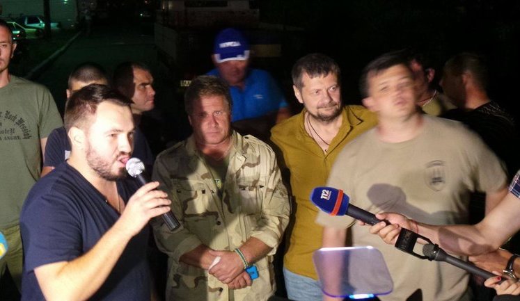 Під Оболонським судом відбулася бійка поліції та прихильників заарештованих бійців "Торнадо". ВІДЕО+ФОТО