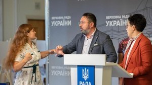Напавшую на "слугу народа" Потураева блогера Крат лишили аккредитации