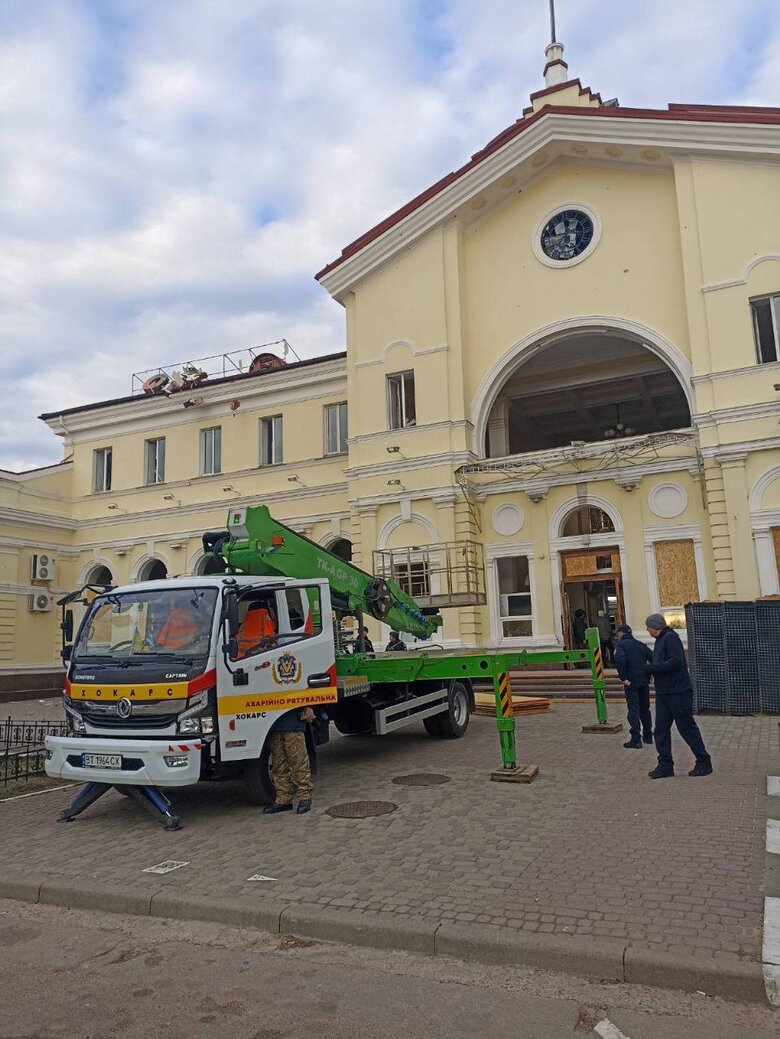 Херсонський вокзал відновлюється від вчорашнього обстрілу 01