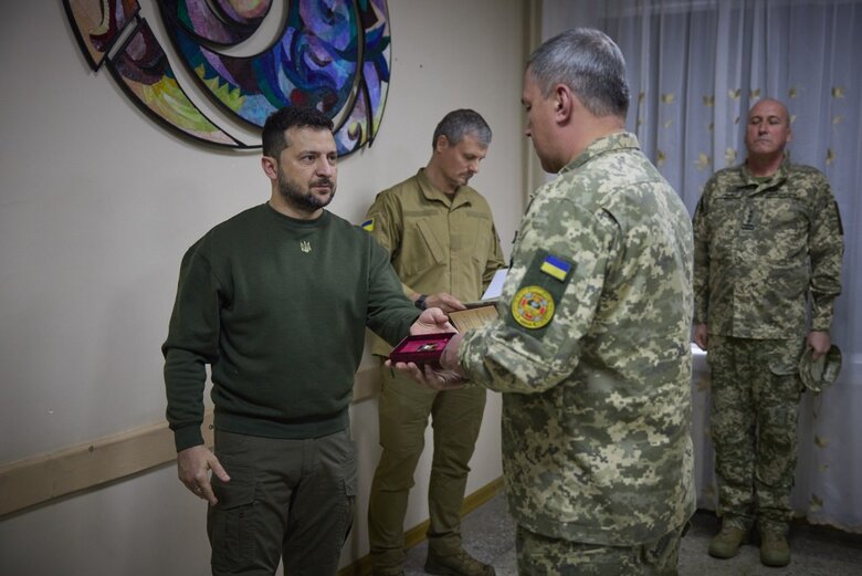 В Одесі Зеленський і Рютте відвідали військовий госпіталь і нагородили поранених та медиків 08