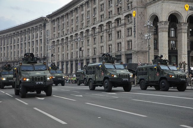 Від Точки-У до Джавелінів: вражаючі кадри 250 одиниць бойової техніки на Хрещатику 28