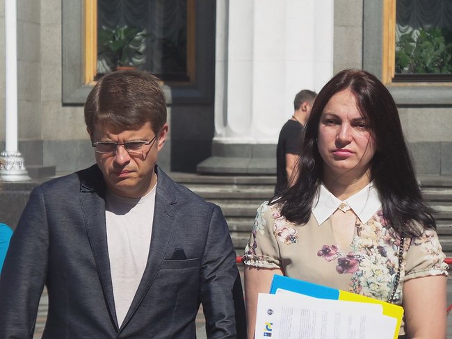Біля Ради встановили триметрову золоту ксиву СБУ 22
