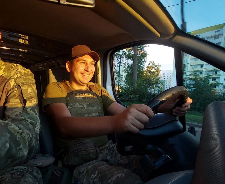 Володимир Мукан: Коли заїхали в Слов’янськ, назустріч нашій колоні військових безперестану мчали швидкі допомоги з пораненими, десь далеко було чутно вибухи. Відчувався подих війни 04