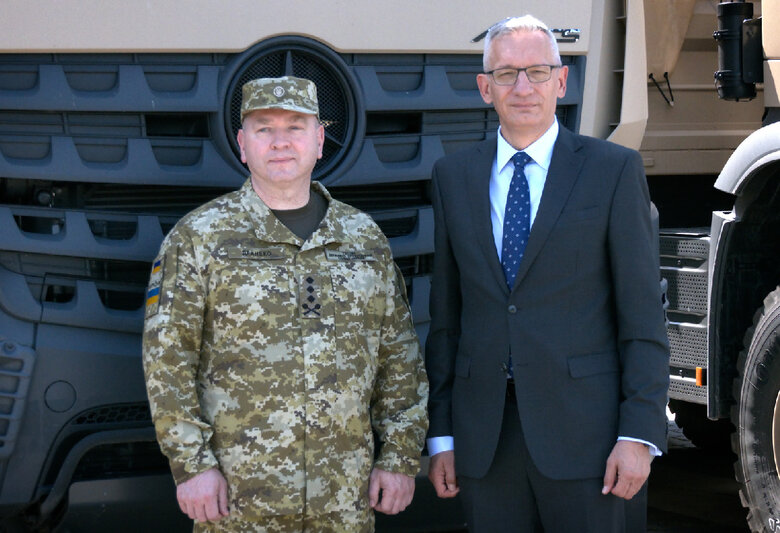 Повноважний Посол Німеччини в Україні Мартін Єґер під час передачі автівок ДПСУ