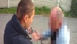 "Терміново швидку! Водій проковтнув посвідчення!", - у Львові власник БМВ спробував проковтнути документи і вкусив поліцейського. ВIДЕО