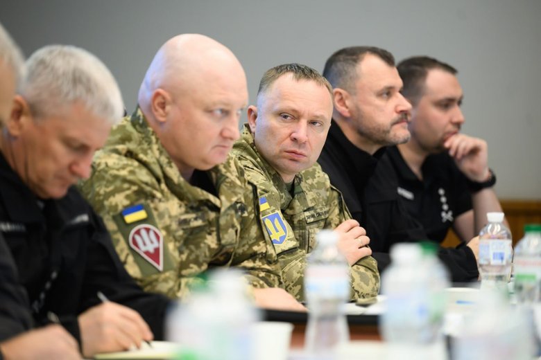 Зеленський зібрав Ставку: обговорювали захист залізниці, АЗС та логістики