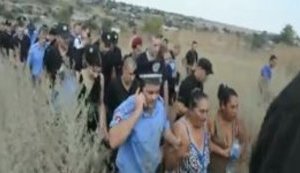 "Камень, на х#й, привязать и в водоем, бл#дь", - ромы покидают Лощиновку в сопровождении полиции. ВИДЕО