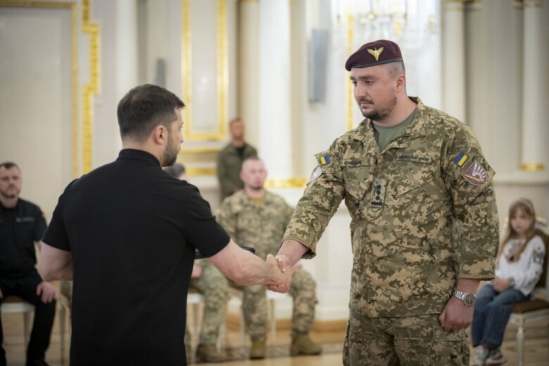 Зеленський вручив нагороди військовим