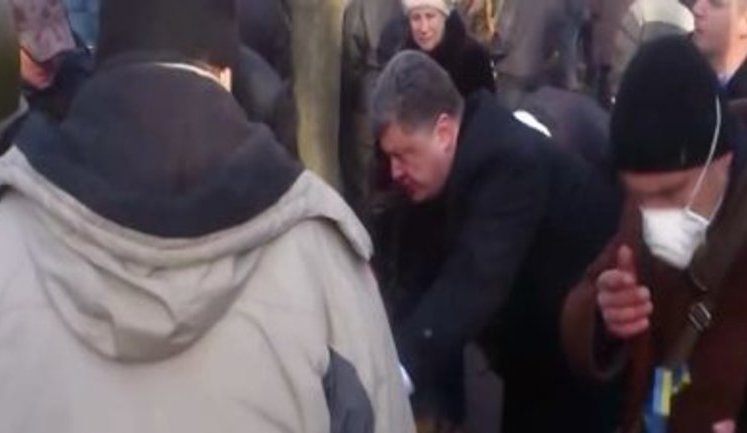 Порошенко в Маріїнському парку під час зіткнень із "Беркутом" у 2014 році. ВIДЕО