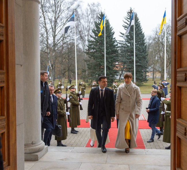 Президент Естонії подарувала Зеленському іменний велосипед 02