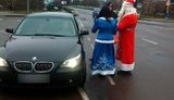 Закарпатські патрульні в новорічних костюмах зупиняли автомобілі, щоб вручити подарунки. ФОТОрепортаж