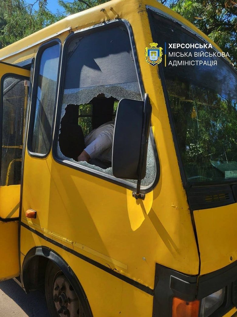 Russia attacked a minibus and a car in Kherson with a drone: details