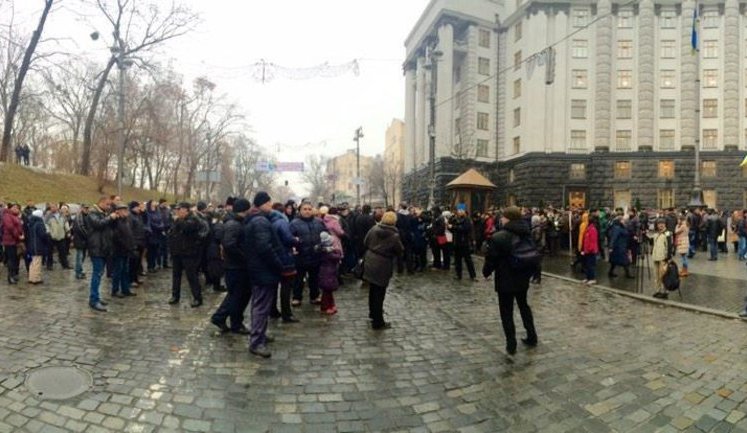 Сотрудники "Киевпастранса" перекрыли движение по ул. Грушевского в Киеве: требуют выплаты зарплат, иначе завтра не выйдут на работу. ФОТОрепортаж