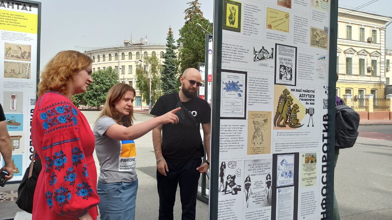 Уличная выставка Бей оккупанта! открылась на Контрактовой площади. Среди локаций - Дартс-держZрадник и Хлопок над крымским мостом 05