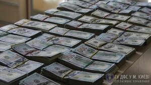 Налоговая милиция и СБУ провели 15 обысков, изъяв у организаторов и выгодополучателей центра минимизации таможенных платежей почти 580 тыс. долларов США наличными. ФОТОрепортаж