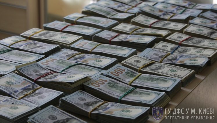 Налоговая милиция и СБУ провели 15 обысков, изъяв у организаторов и выгодополучателей центра минимизации таможенных платежей почти 580 тыс. долларов США наличными. ФОТОрепортаж