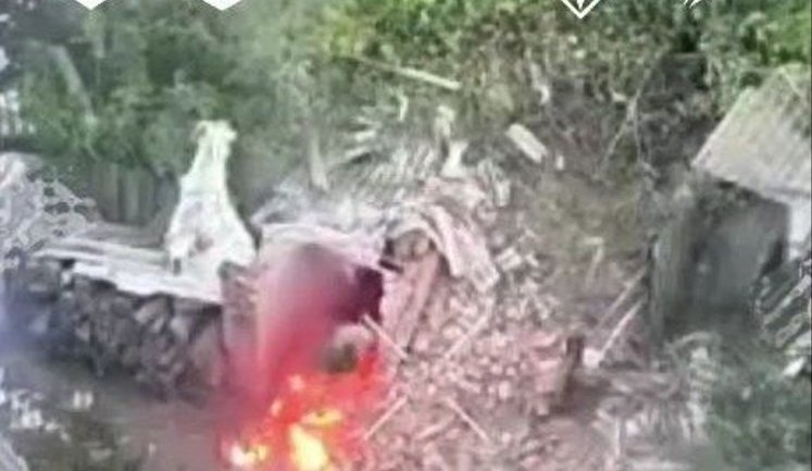 Рашисти не витримали ударів українських дронів та здалися в полон бійцям ССО замість штурму позицій ЗСУ. ВIДЕО