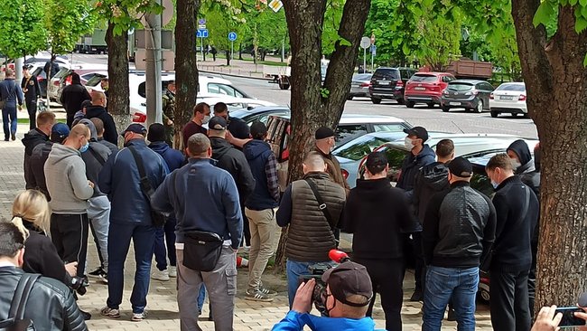 Тітушки прийшли на суд щодо запобіжного заходу Медведчуку 08