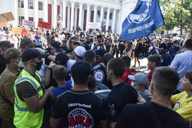 Марш равенства в Одессе закончился потасовками: двое полицейских госпитализированы, задержаны 16 человек 06