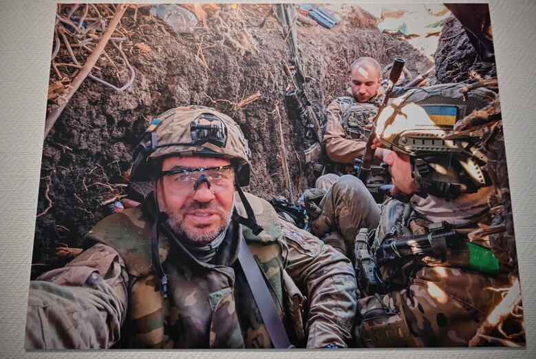 Выставка фотографий добровольца Владимира Миронюка (Джона), погибшего под Курдюмовкой в сентябре 2023 года 05