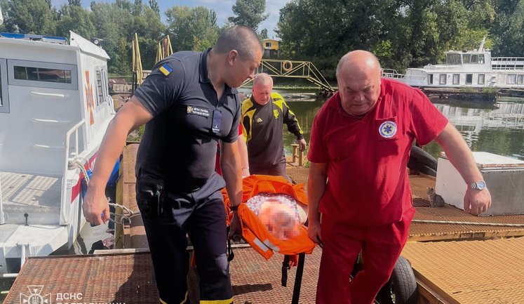 У Кременчуці рятувальники організували переправу через Дніпро після атаки дронів. ВІДЕО+ФОТОрепортаж