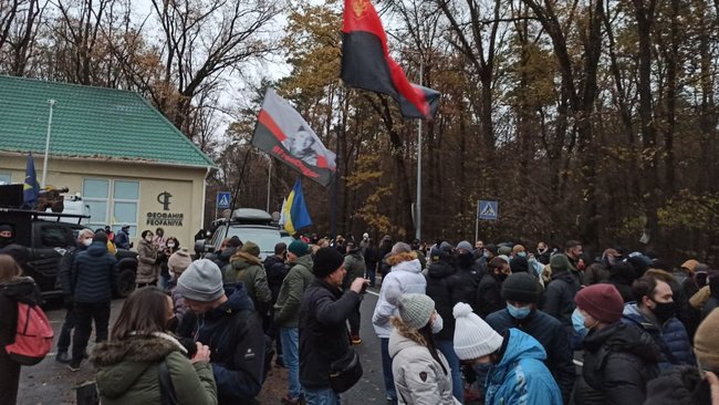 В Феофании, где лечится Зеленский, активисты провели акцию с фаерами и асфальтом 09 В Феофании, где лечится Зеленский, активисты провели акцию с фаерами и асфальтом 09