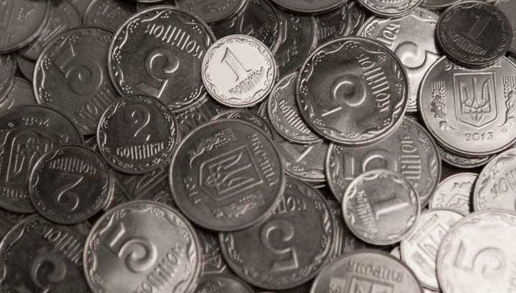 "Думаю, вони глумляться з нас", - окупанти на Луганщині принесли як плату за воду 58 тонн монет