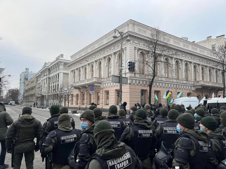 Под Радой митингуют ФОПы. Правоохранители перекрыли улицу Грушевского 03