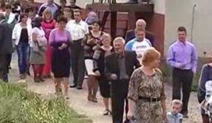 Родители на Прикарпатье не пустили детей в школу и обещают не пустить Януковича в его резиденцию. ВИДЕО