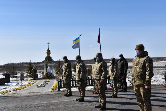 На горі Карачун вшанували память українських добровольців 03