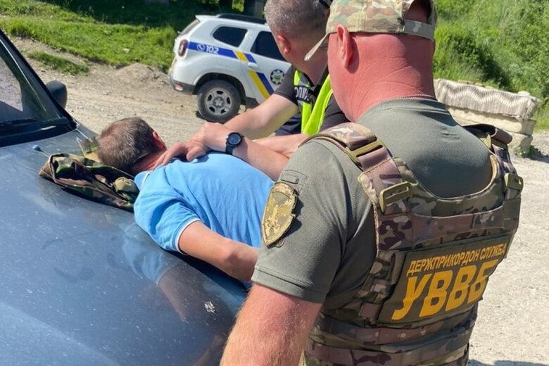 На Прикарпатті викрили чоловіка, який переправляв призовника через кордон за $6 тисяч