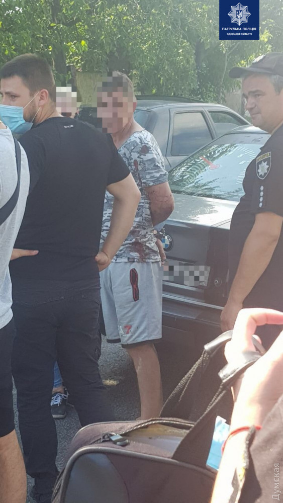 Пьяный одесский водитель провез полицейского сотню метров на капоте BMW 03