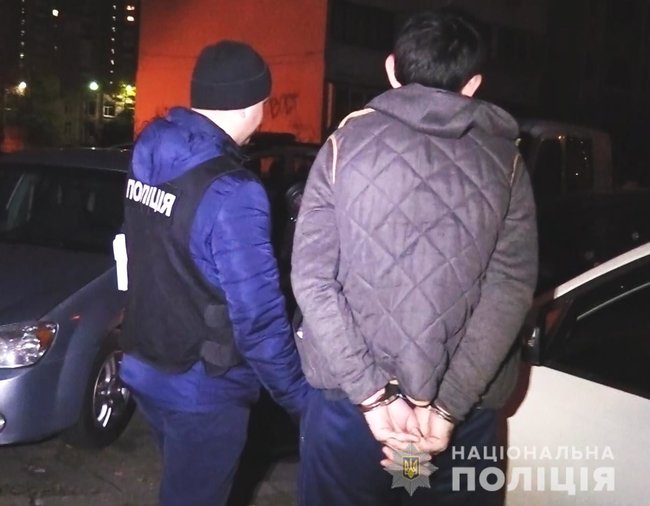 Квартирники-іноземці розбили 10 автомобілів і травмували двох поліцейських, намагаючись уникнути затримання 01
