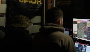 Бійці підрозділу "Оріон" дистанційно керують дроном