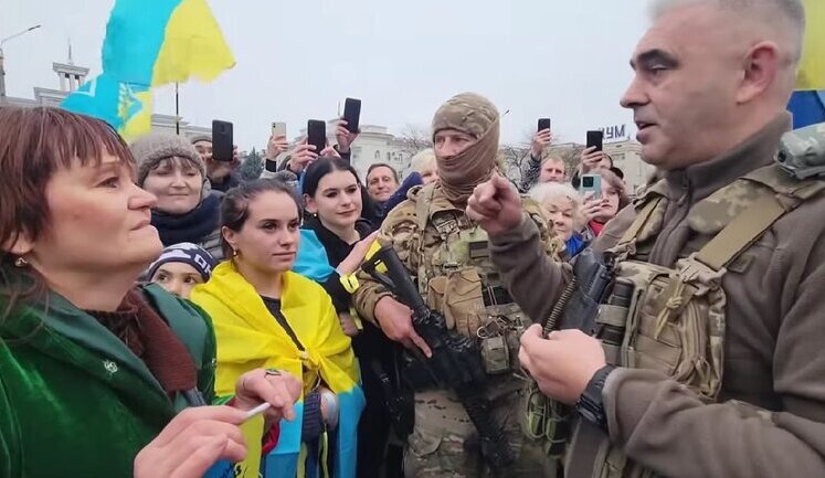 Командувач ОК "Південь" генерал Ковальчук прибув у визволений Херсон, містяни влаштували йому овацію. ВIДЕО