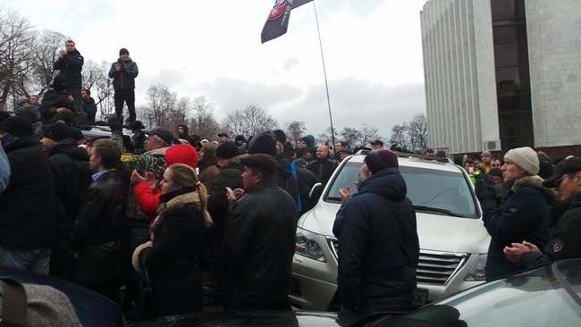 Protesters keep blocking police van with Saakashvili inside, construct barricade 11
