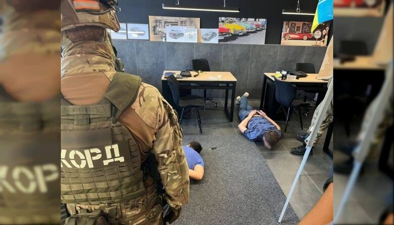 В СІЗО без жодних пояснень. Як правоохоронці та судді розслідують справи проти волонтерів 01